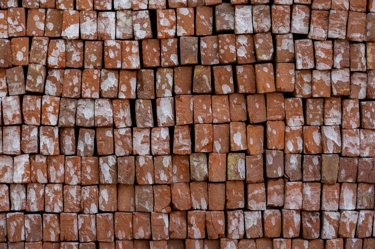 Tijolos cerâmicos vermelhos empilhados em paletes para expedição